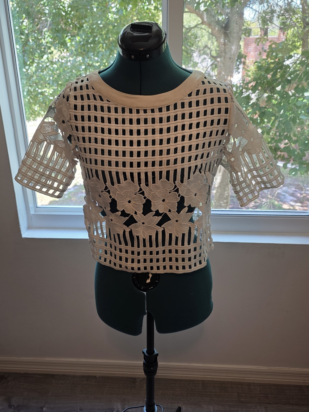 Gracia Solid White Crochet Floral Grid & Floral Short Sleeve Top
